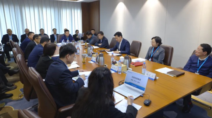 1月30日下午，甘肃文旅集团召开党委（扩大）会议，专题传达学习全省“两会”精神，研究部署贯彻落实具体措施。集团党委书记叶剑芳主持会议并讲话。集团领导班子成员、各部门及一级子公司主要负责人参加会议。会议
