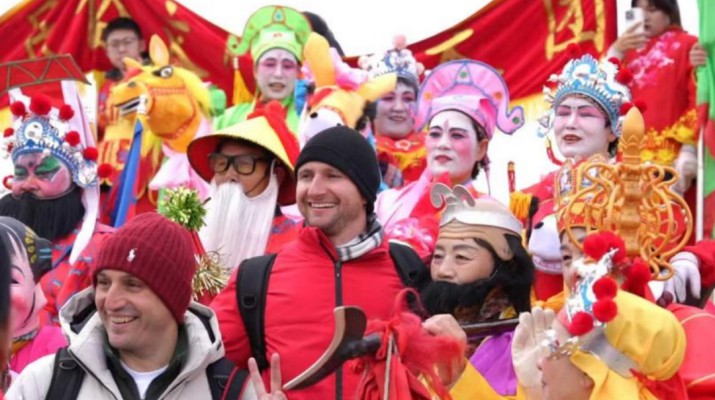 春节假期，文旅市场持续升温，甘肃文旅集团旗下景区、酒店精准抢抓假日消费机遇，双双交出亮眼成绩单，实现开门红。其中，旗下各景区凭借独具特色的文旅活动吸引八方游客，节日期间各景区接待游客同比增长约83%，