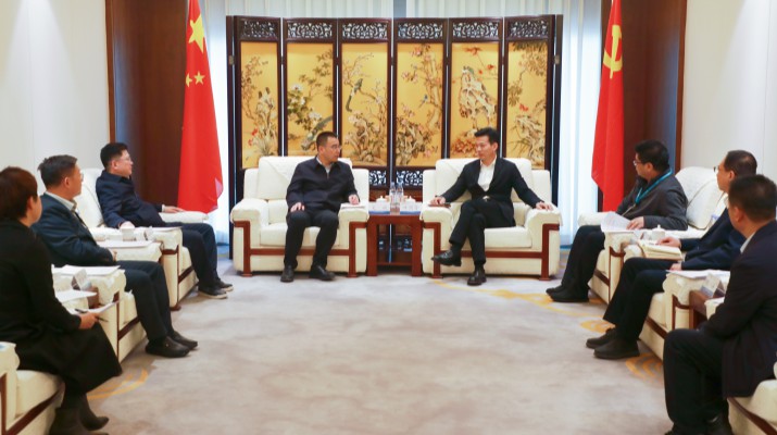 3月11日，临夏县委书记文斌一行到访甘肃文旅集团，与集团党委书记、董事长叶剑芳进行交流座谈，洽谈合作事宜。临夏县政府县长马俊平，集团党委委员、副总经理郭子文，临夏县相关部门负责人，集团相关子公司和部门