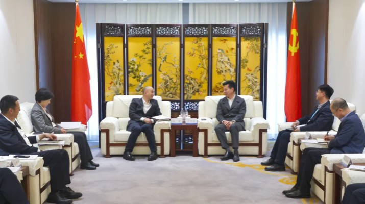 3月24日，集团党委书记、董事长叶剑芳与来访的建设银行甘肃省分行党委书记、行长徐宏进行座谈，双方围绕深化银企合作、推动文旅产业高质量发展进行深入交流。建设银行甘肃省分行党委委员、副行长权永平，集团公司