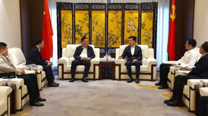 4月17日，甘肃文旅集团党委书记、董事长叶剑芳与到访的中电建铁路建设投资集团有限公司党委书记、董事长张海库一行进行座谈交流。电建铁路公司执行董事、总经理温少鹏，甘肃文旅集团党委委员、副总经理杭荷兵参加