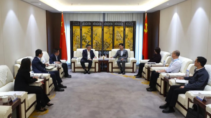 5月6日下午，甘肃文旅集团党委书记、董事长叶剑芳与到访的浦发银行兰州分行党委书记、行长李前胜一行举行座谈。双方就进一步推动“金融+文旅”深度融合、赋能甘肃文旅产业高质量发展进行了深入交流。集团公司副总