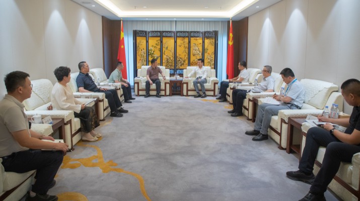 7月8日，甘肃文旅集团党委书记、董事长叶剑芳与到访的肃南裕固族自治县县委书记赵多磊一行举行座谈，双方就深化县域文旅战略合作、推动冰沟丹霞景区高质量发展等事宜进行深入交流。集团党委委员、副总经理杭荷兵，